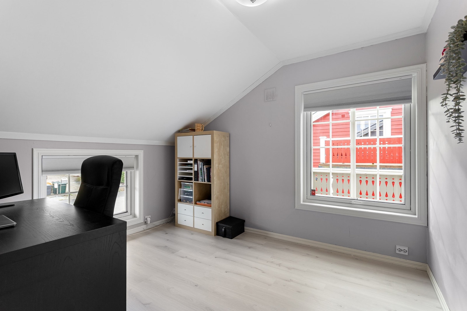 Soverom 3 med laminat på gulv, malte vegger og malt himling Galleribilde