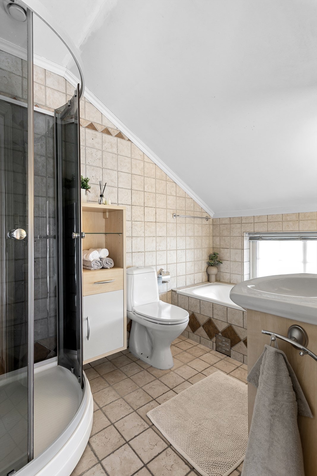 Flislagt bad med innfliset badekar og dusjkabinett Galleribilde