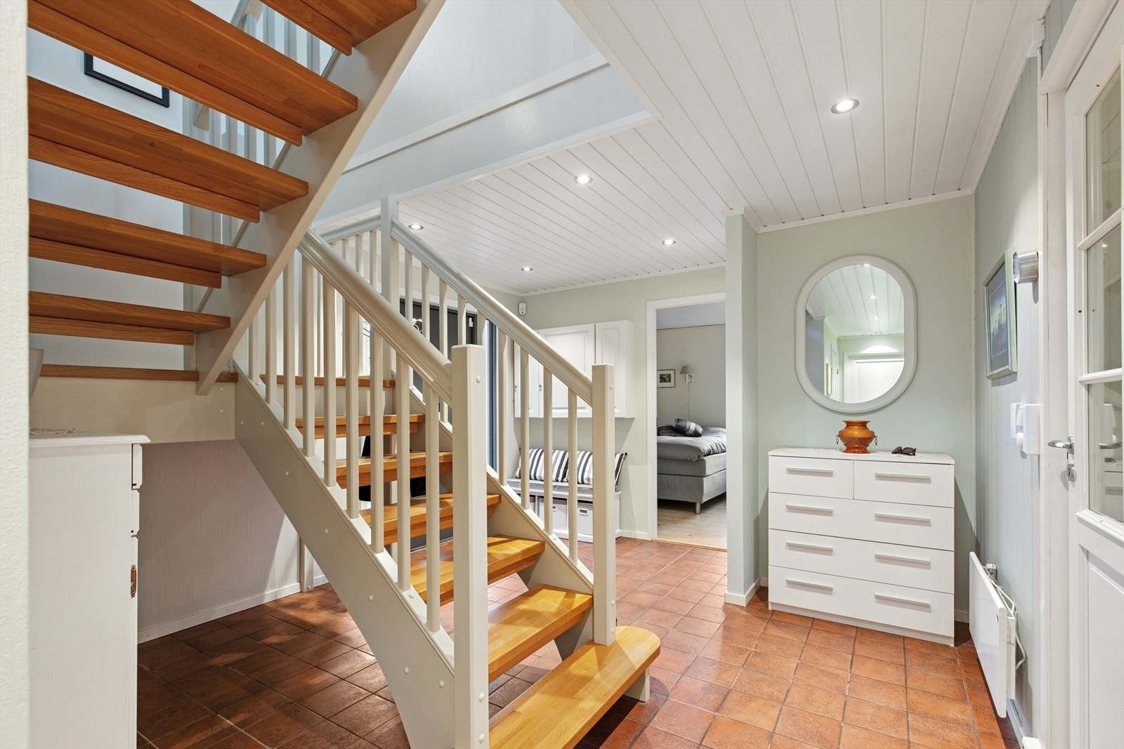 Trapp med åpne trinn - gir rommet lys og en elegant forbindelse til underetasjen. Galleribilde