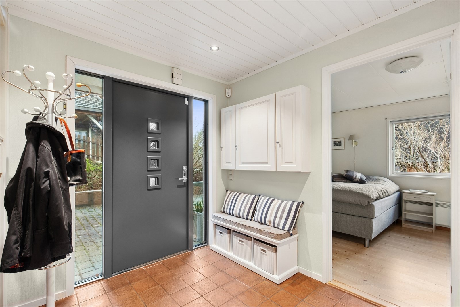 Lys og innbydende entré med god plass til oppbevaring av yttertøy og sko. Galleribilde