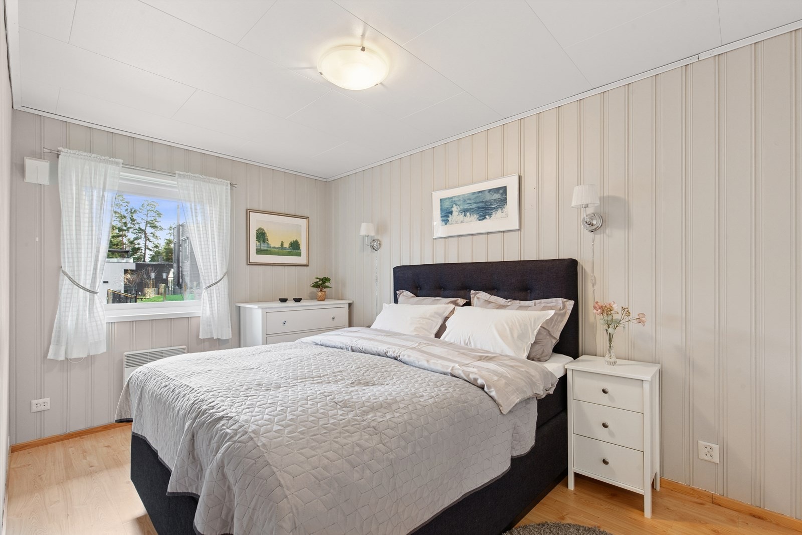 Boligen har totalt tre soverom. Hovedsoverommet og et tredje soverom, befinner seg i første etasje, mens ett soverom er plassert i underetasjen. Galleribilde