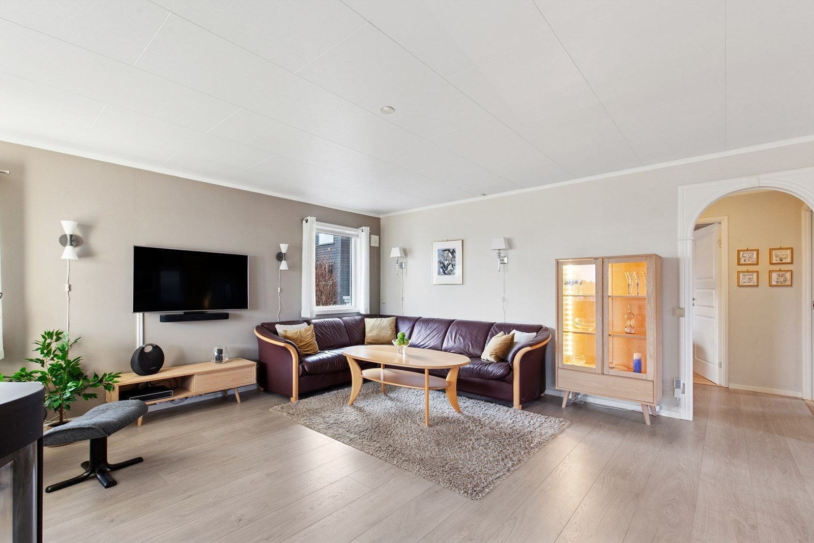 Opp en etasje finner du boligens romslige og luftige stue med vindusflater på flere sider. Galleribilde