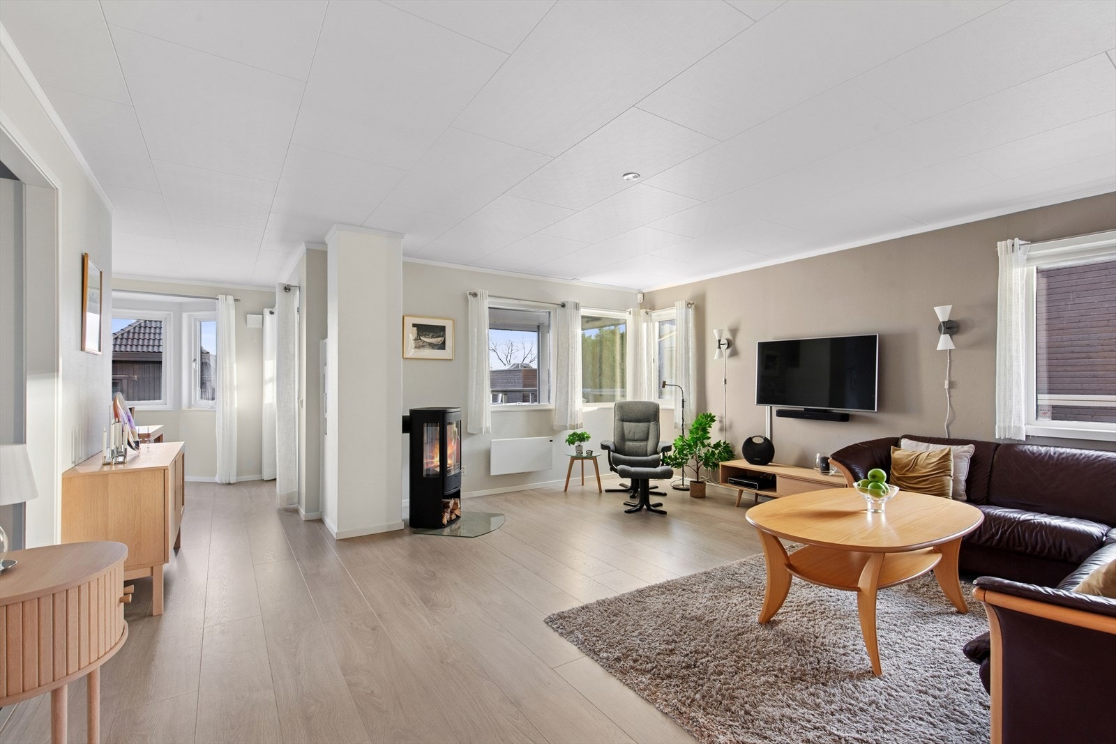 Her er det god plass til både sofagruppe og tilhørende møblement, og rommet innbyr til hyggelige sosiale sammenkomster hvor både du og familien kan samles. Galleribilde