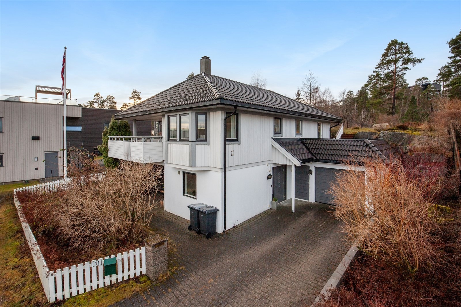 Velkommen til Stokkandveien 11 - en attraktiv enebolig med fjordutsikt, sentralt på Hellvik! Galleribilde