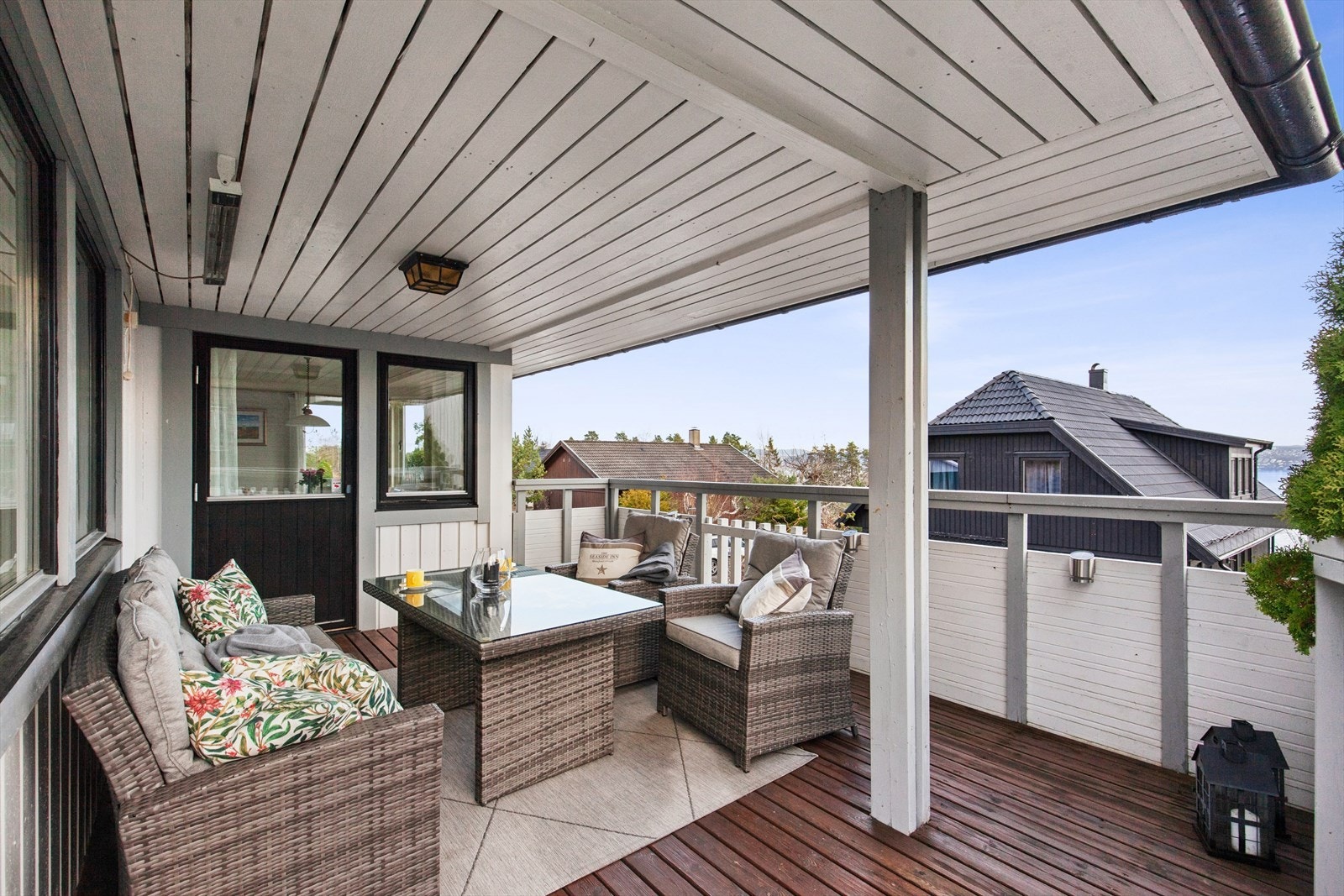 Boligen har et trivelig uteområde med terrasse og hage som innbyr til avslapning og sosiale sammenkomster. Galleribilde