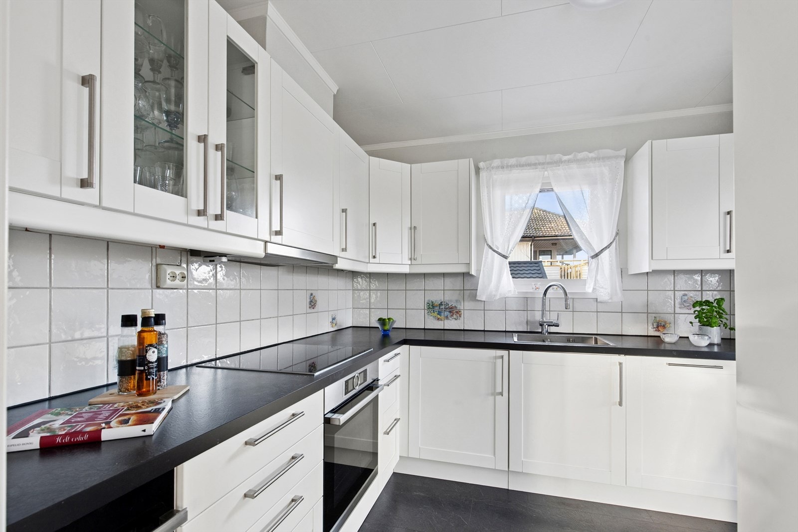 Rommet er godt utstyrt og har en praktisk utforming som gjør matlagingen enkel og effektiv. Galleribilde