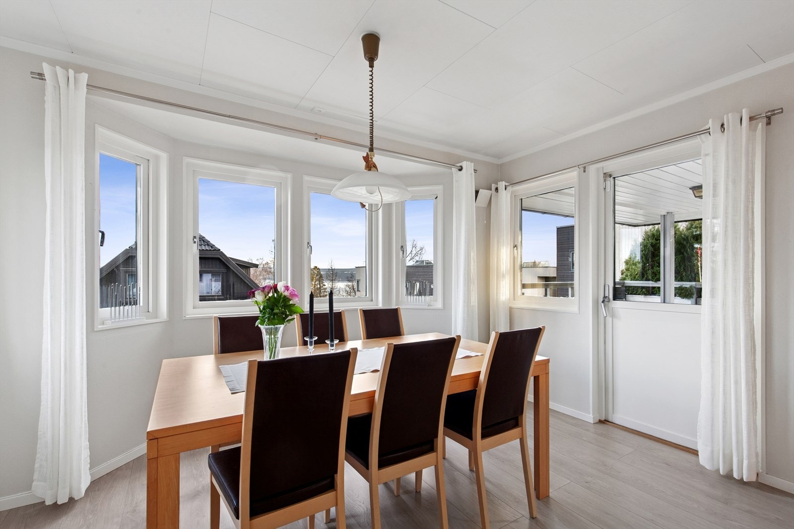 Spisestuen ligger i delvis åpen løsning og har en naturlig tilknytning til stuen, samt god tilgang til boligens kjøkken som befinner seg på samme plan. Galleribilde