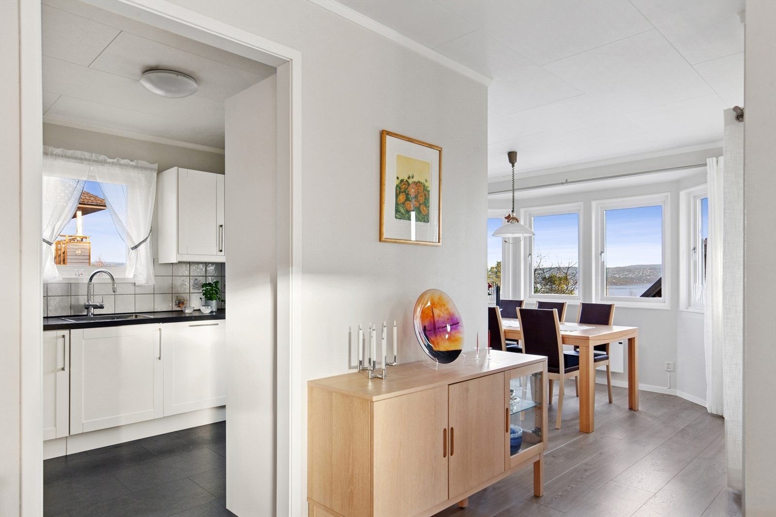 Her er det god plass til både sofagruppe og spisebord, og rommet innbyr til hyggelige sosiale sammenkomster. Galleribilde