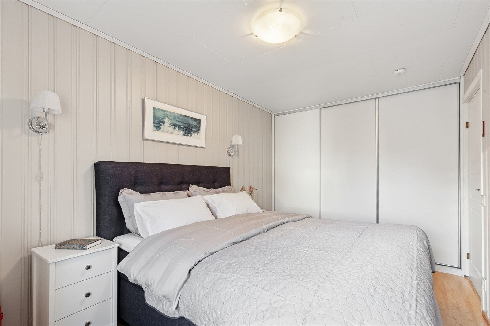 Hovedsoverom med stor og praktisk skyvedørsgarderobe. Galleribilde