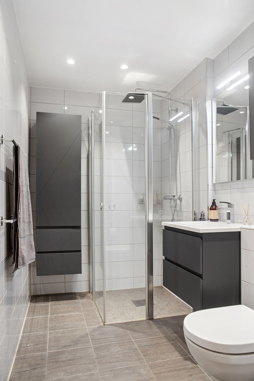 Stilrent baderom i underetasjen fra 2016. Galleribilde