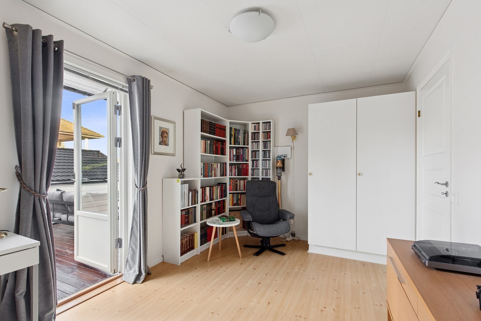 Soverom 2 i boligens første etasje med utgang til deilig terrasse. Galleribilde