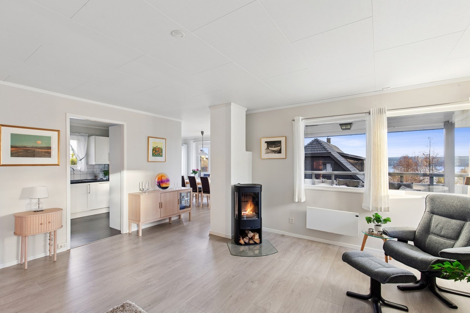 Nytt gulv i stue/kjøkken i 2023. Vedovn fra 2023. Galleribilde