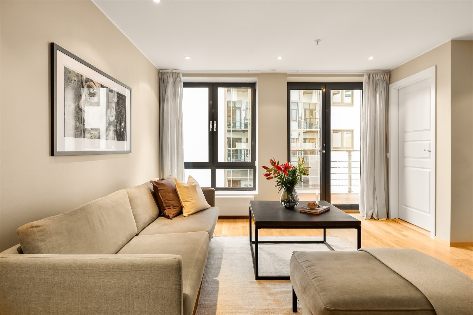 Overflater er moderne med parkett på gulv, og fine fargetoner på veggene Galleribilde