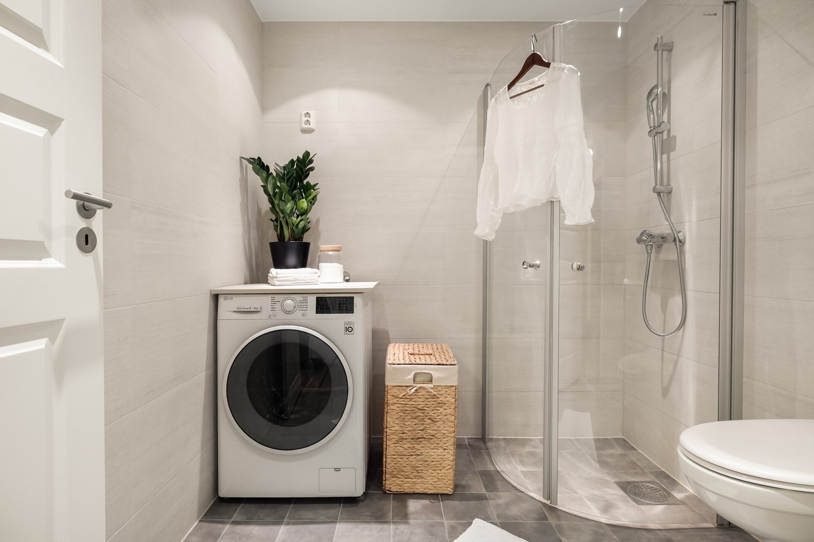 Helfliset bad med varmekabler i gulv, med tidløst fargevalg på fliser og overflater. Badet er opprinnelig fra 2006, men deler av badet ble renovert i 2020 av fagfolk. Galleribilde