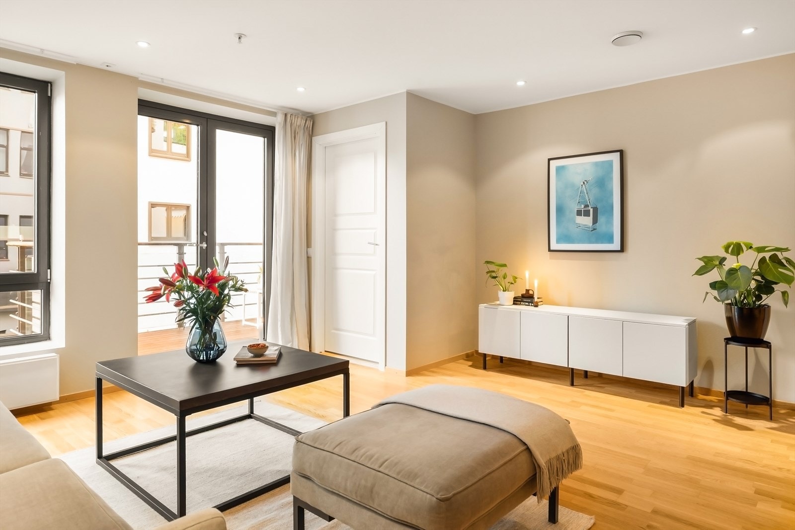 Stuen er av god størrelse på 36,2m² , og enkel å innrede med både spisebord og sofagruppe Galleribilde