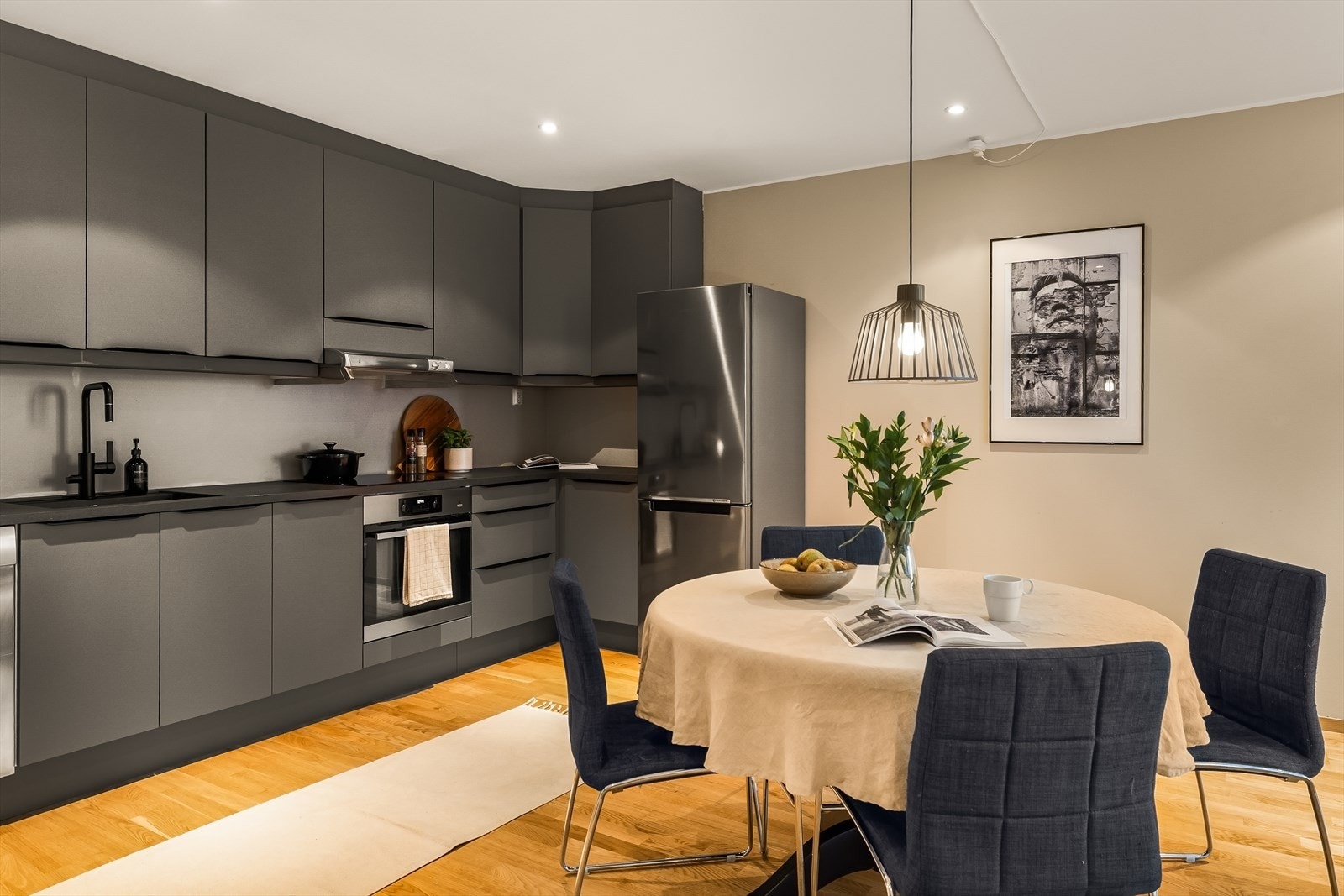 Kjøkkenet har malte sletter fronter, benkeplate i laminat - godt med skap og benkeplass! Galleribilde