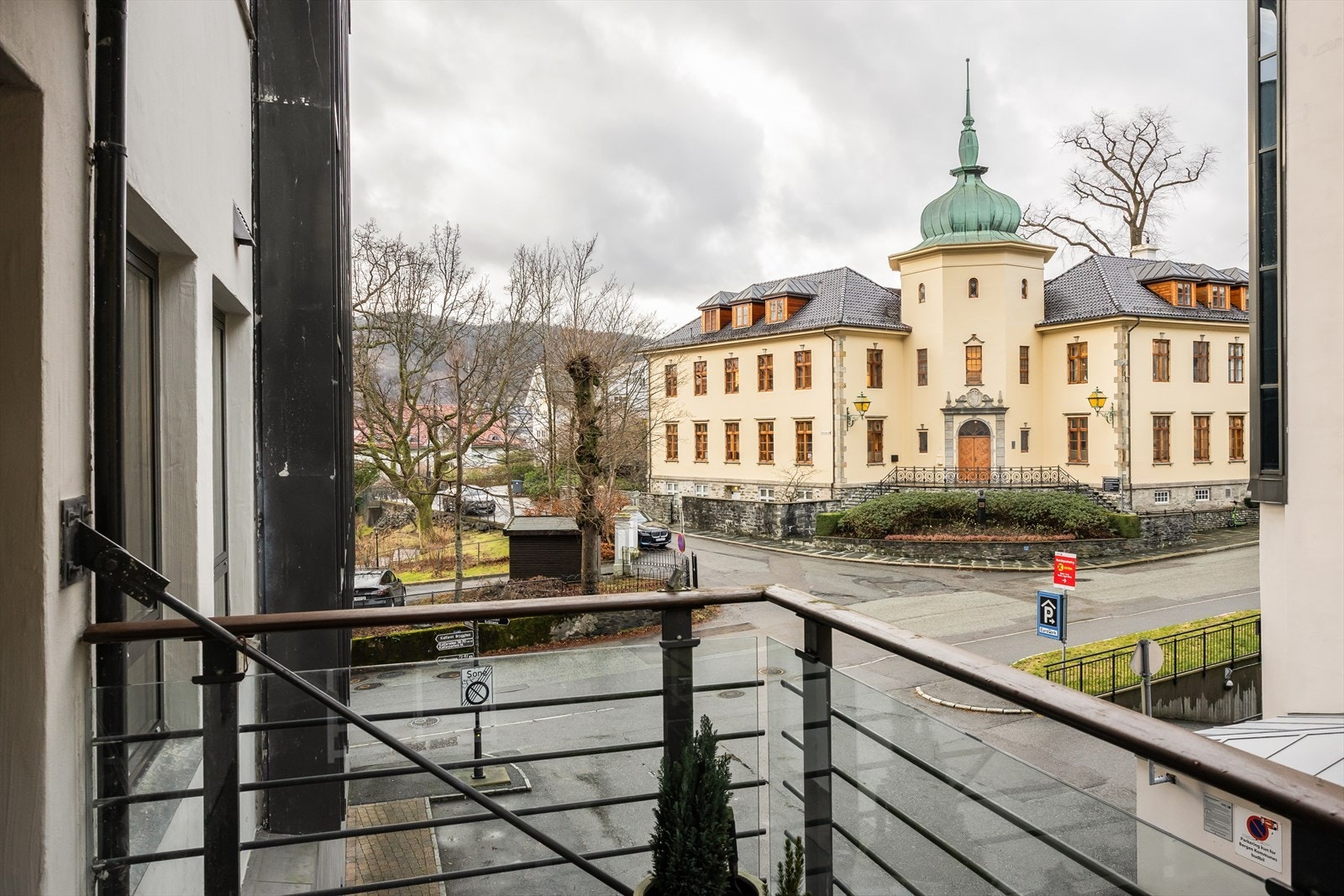 Leiligheten har utgang til balkong på 9m² hvor det er god plass til grill og utemøbler. Galleribilde