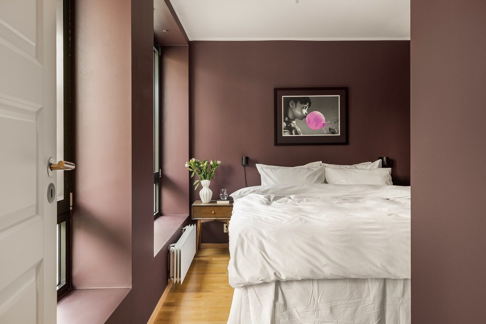 Videre inn fra stuen har man et stort og fint soverom 14,8m² Galleribilde