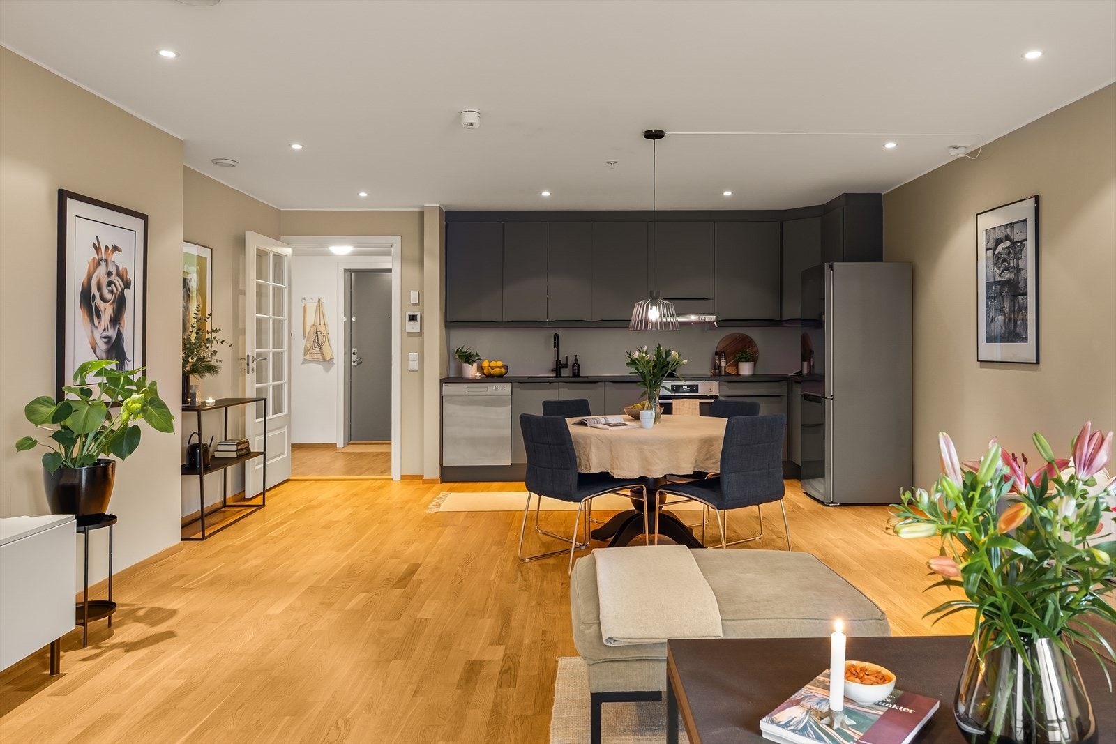 Kjøkkenet er rikelig utnyttet med god skap og benkeplass. Galleribilde