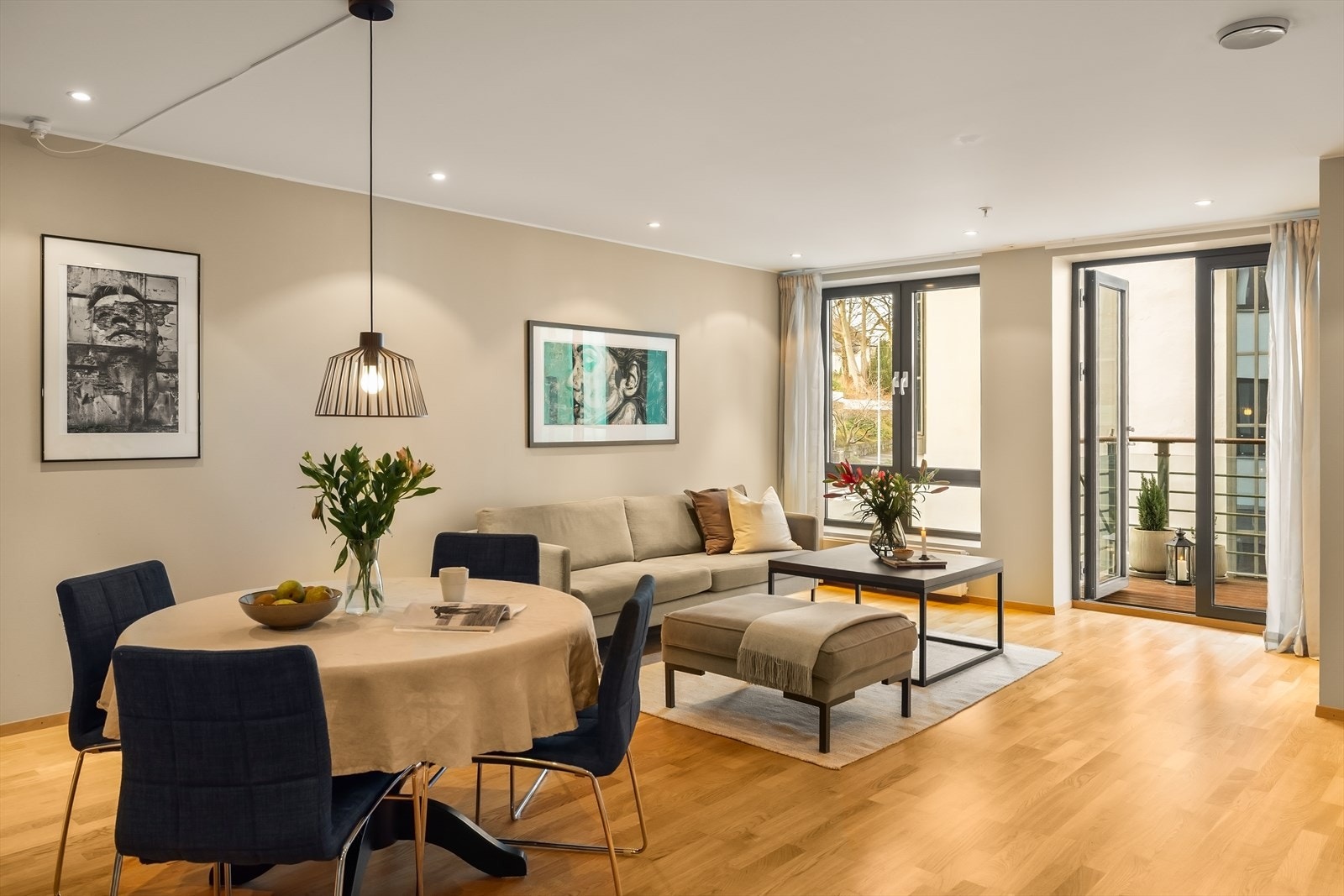 Leiligheten har en gjennomgående god planløsning, med store vindusflater som gir rikelig med naturlig lysinnslipp. Galleribilde