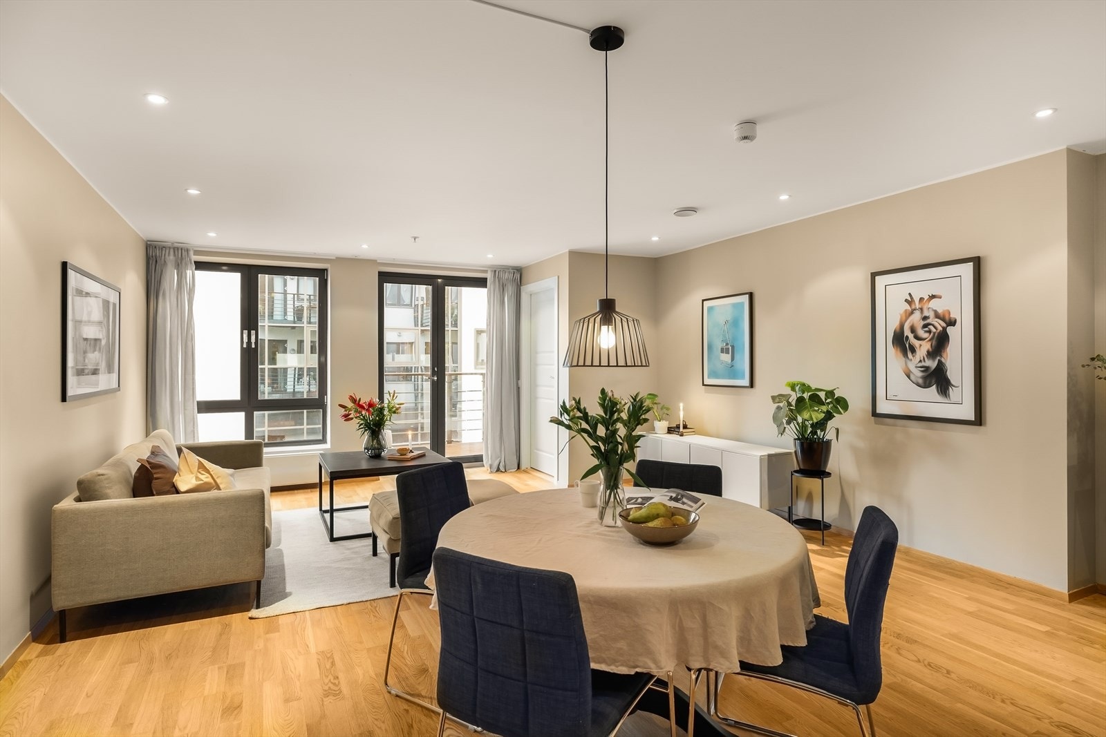 Boligen er tilknyttet fjernvarme via radiator i både stue og på soverom som gir god oppvarming på kalde dager. Galleribilde