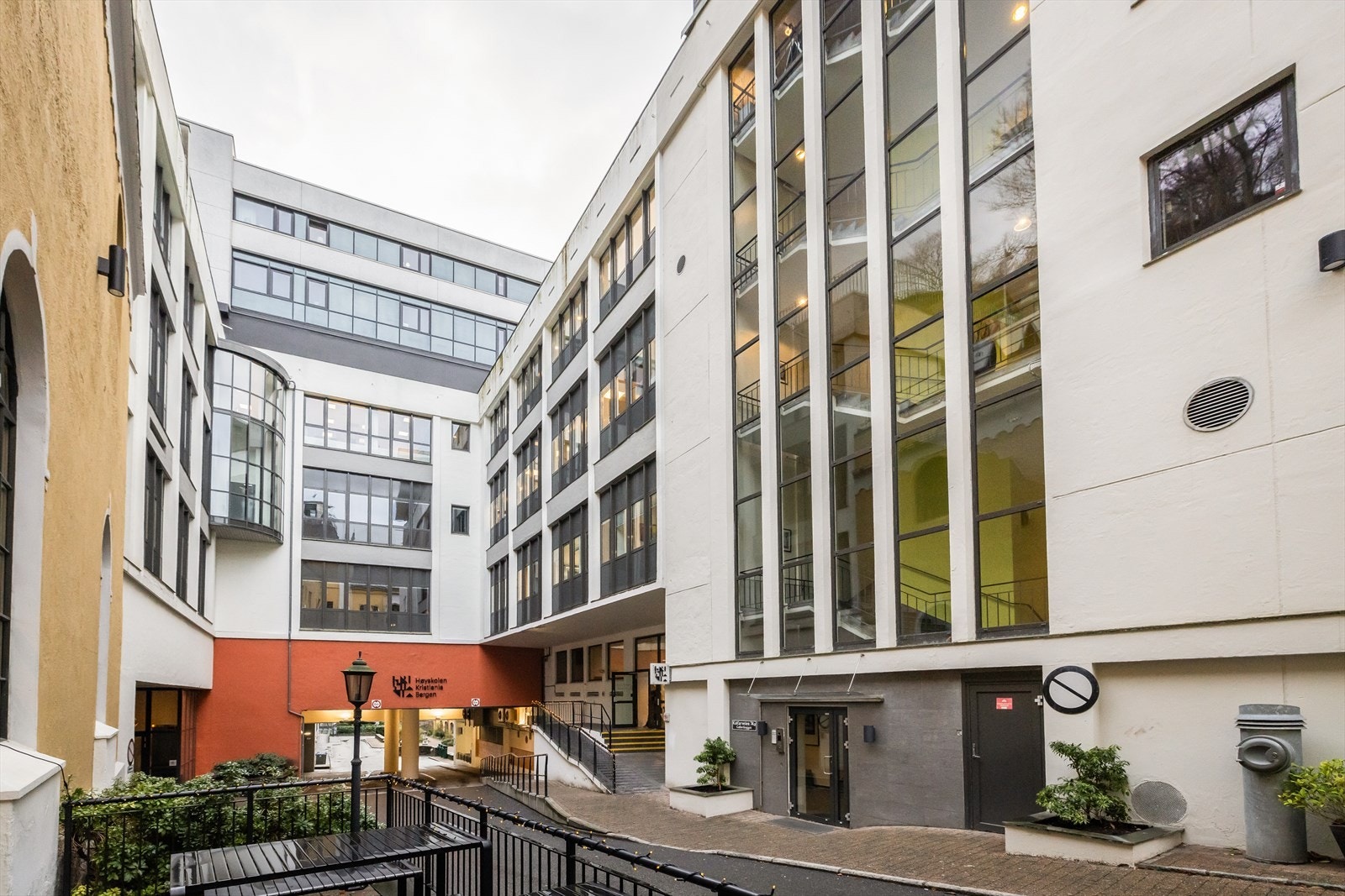 Leiligheten ligger fint til i Hansaparken, med kort vei til Coop Extra, Mikrobryggeri og Høyskolen Kristiania Galleribilde