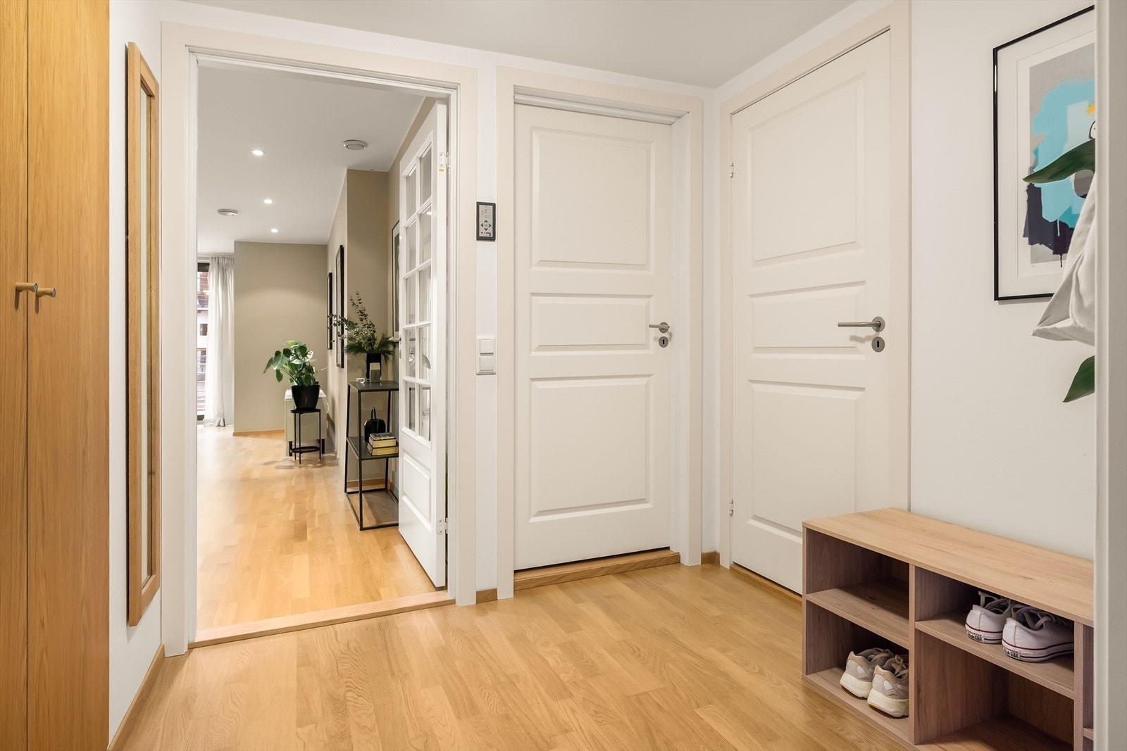 Romslig entré med god plass til oppbevaring av sko og ytterklær Galleribilde