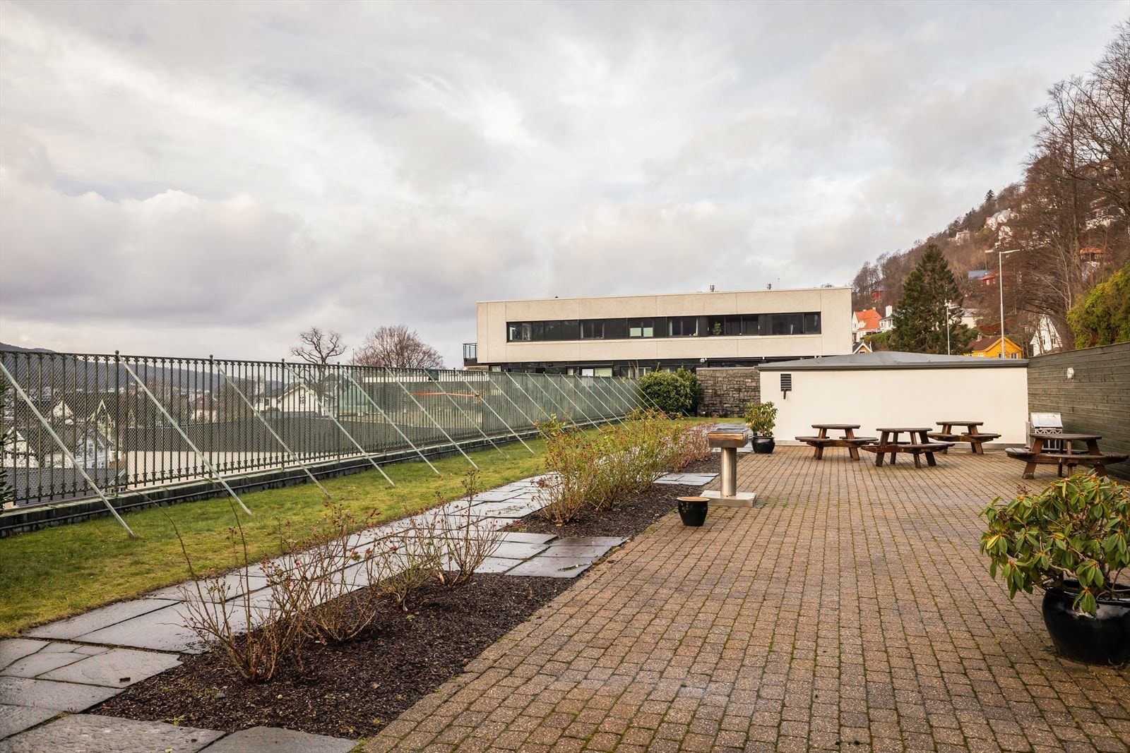 Boboerne i Hansaparken har også tilgang til en stor og solrik felles takterasse hvor man kan nyte fine sommerdager. Galleribilde