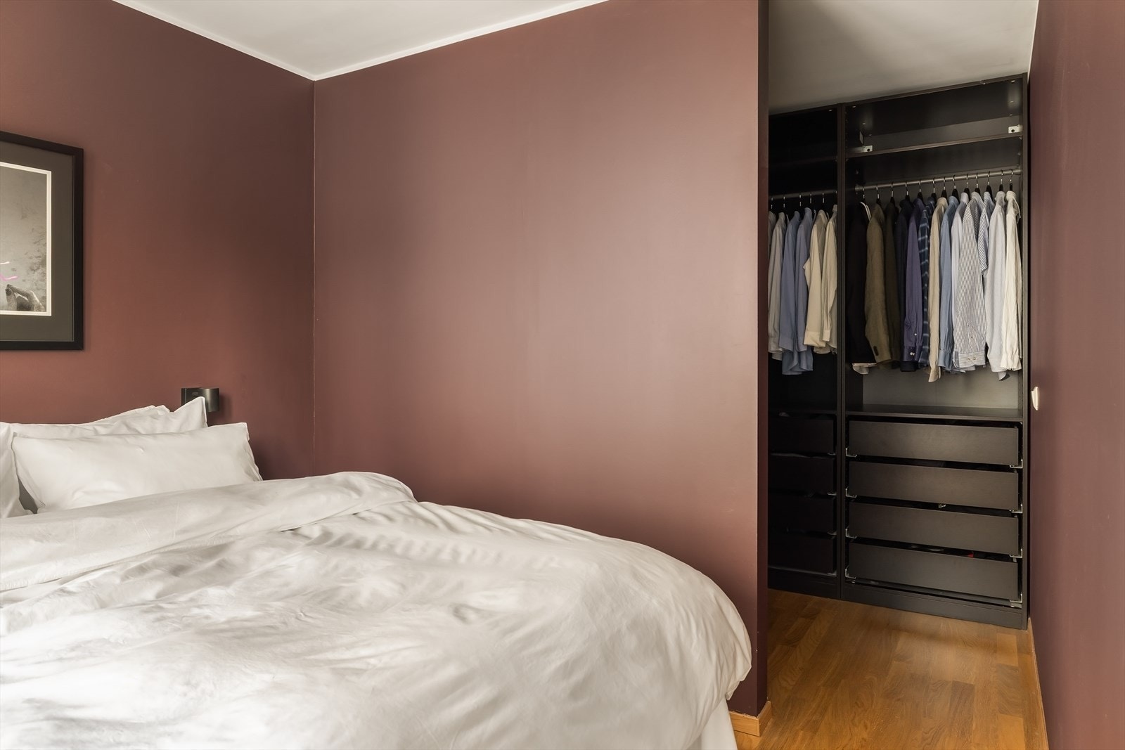 Dagens eier gjorde om på planløsningen på soverommet for å få en mer optimalisert planløsning på soverommet, da ble blant annet døren inn til soverommet flyttet til hvor den er i dag, og gammel dør ble lukket igjen for å lage "walk in closet" Galleribilde