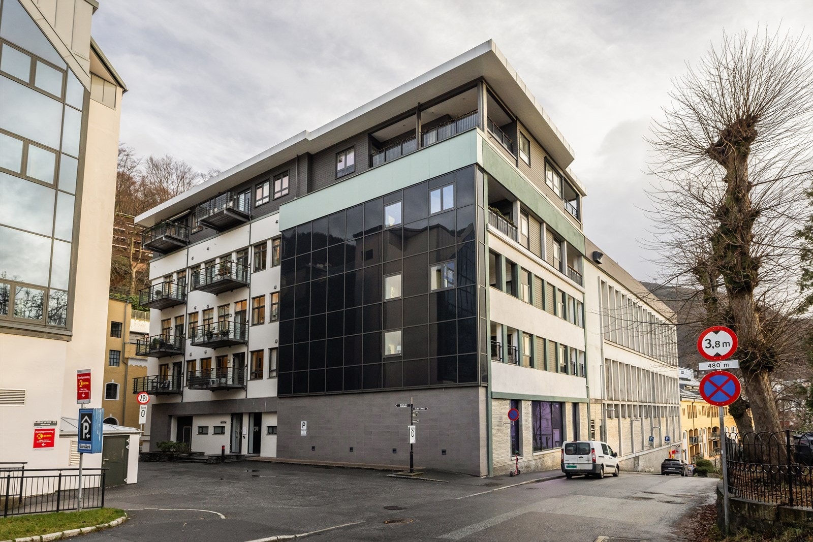 Det er også kort vei fra leiligheten til kollektivtransport med busstoppet Kalfarlien som kun er 3 min unna. Det er også fin gangavstand til Møllendal med dets utvalg og tilbud. Galleribilde