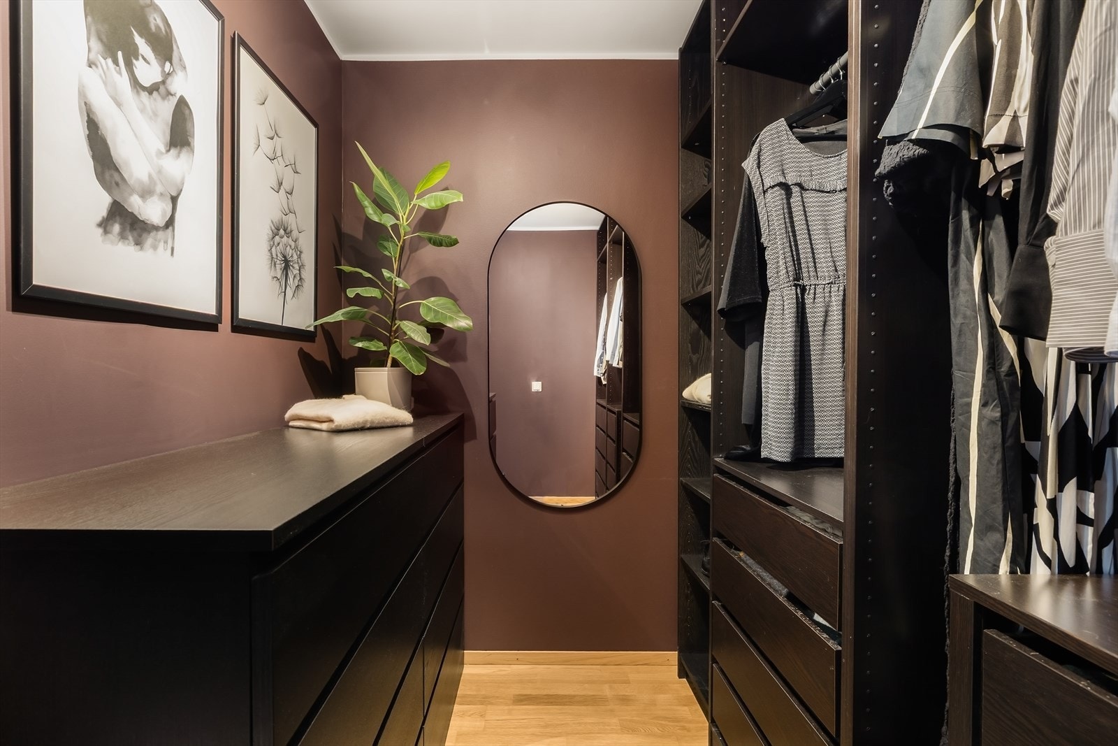 Godt utnyttet walk in closet med innredning fra IKEA, som følgelig kan tilpasses etter eget ønske og behov. Galleribilde