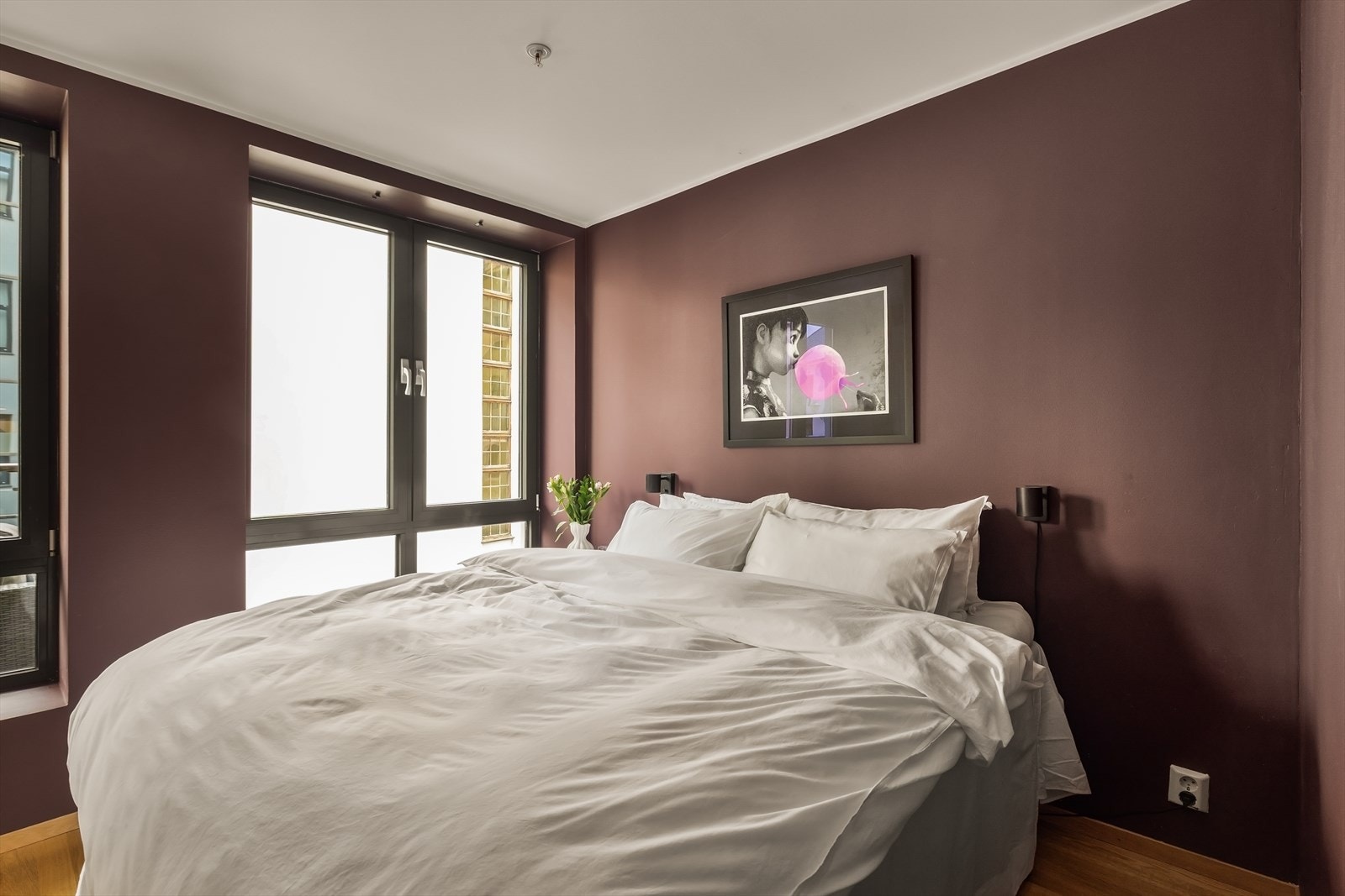 Overflatene er malt i behagelige farger og man har i tillegg et stort walk in closet Galleribilde