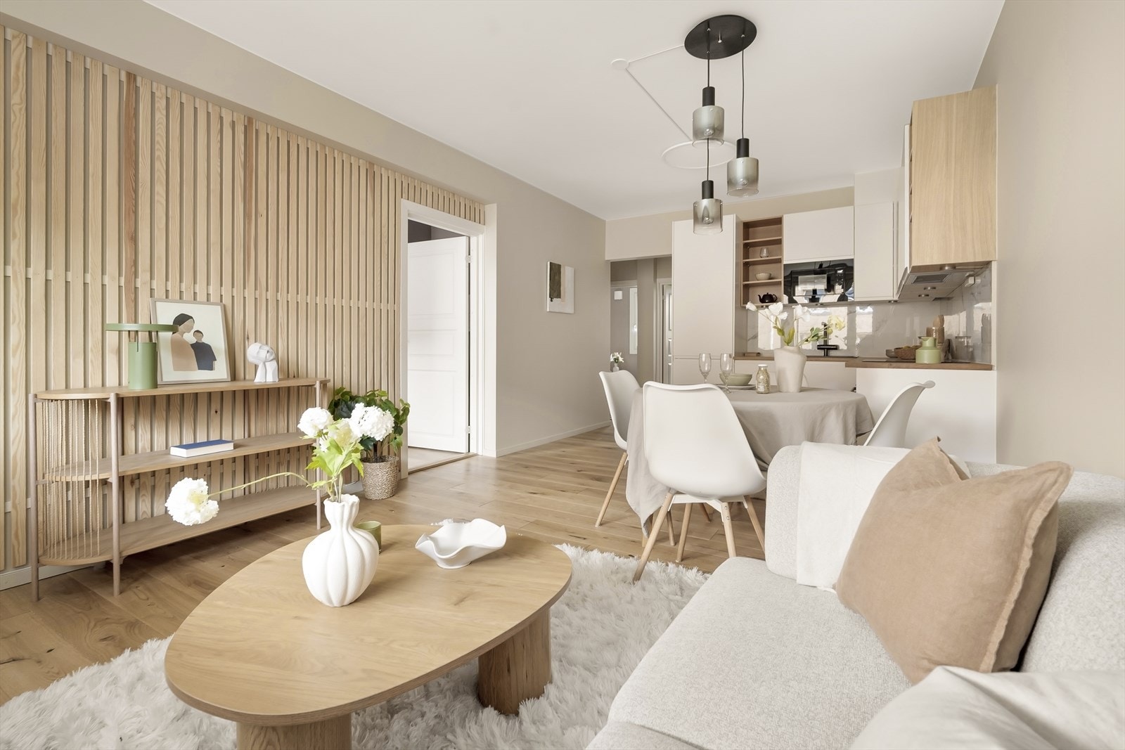 Stuen har en takhøyde målt til 2,55m. Galleribilde