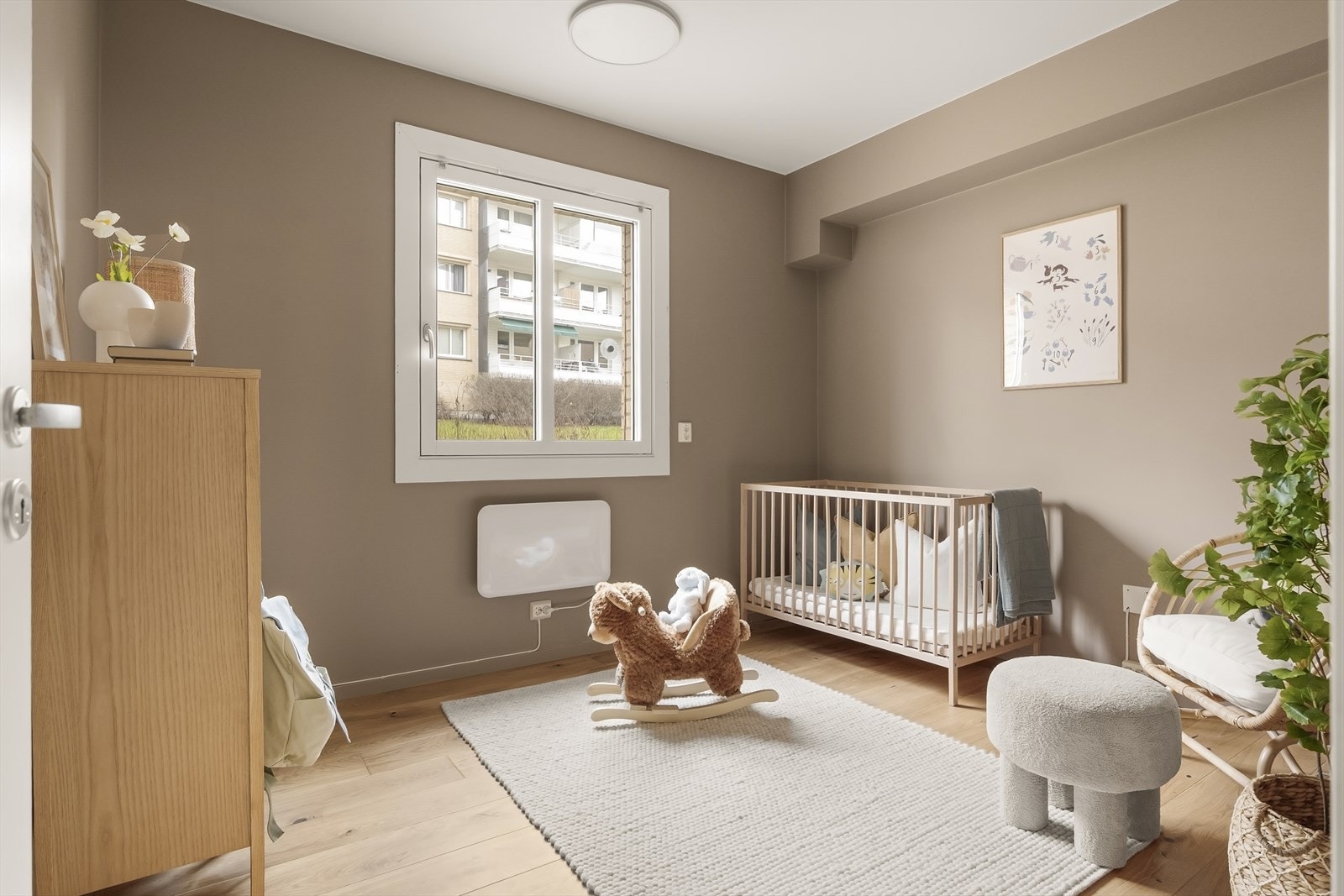 Lys og innbydende soverom som egner seg som barnerom, gjesterom eller kontor. Galleribilde