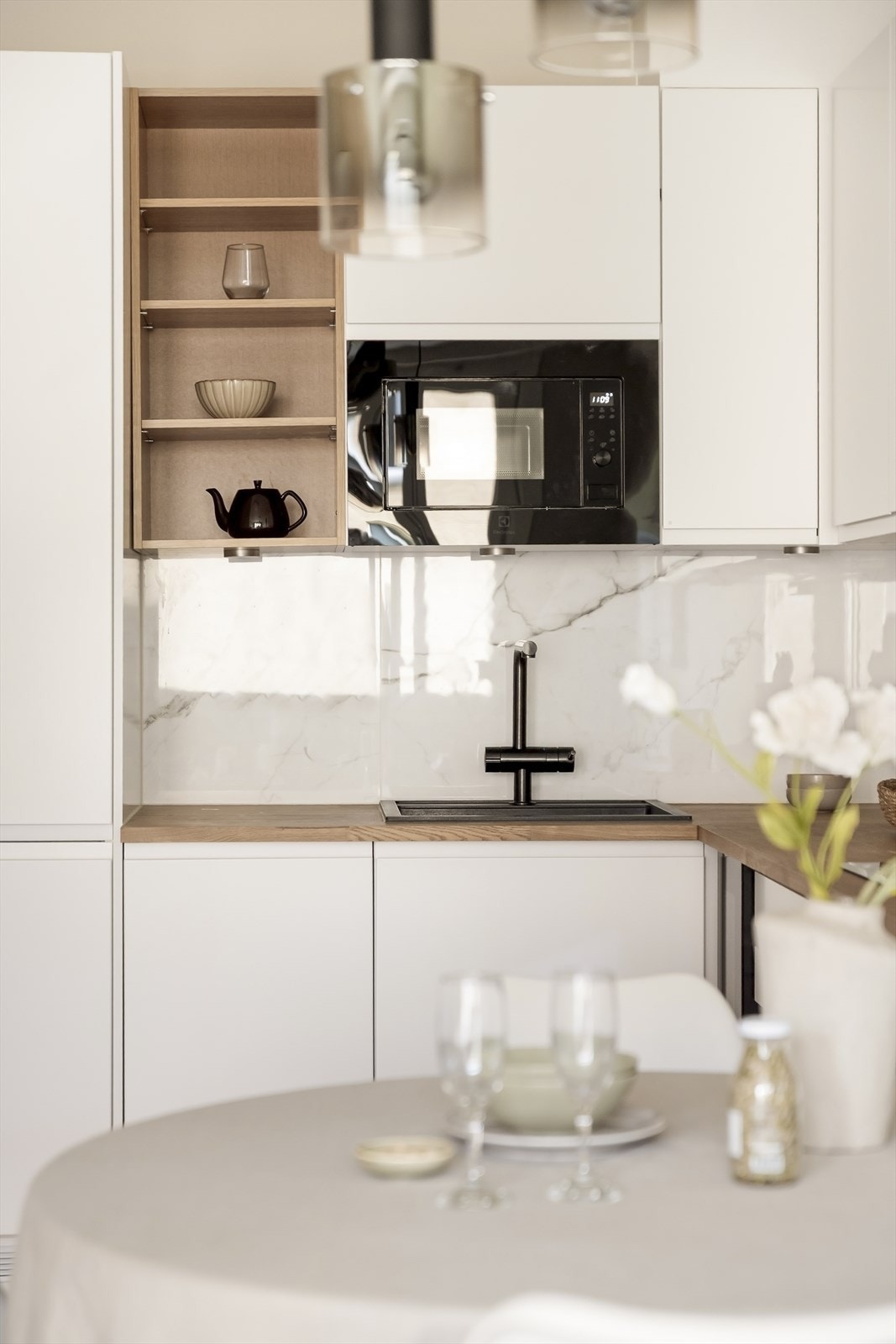 Kjøkkenet er utstyrt med platetopp, nedfelt kum, ettgreps blandebatteri, kjøl/fryseskap, mikrobølgeovn, stekeovn og oppvaskmaskin. Galleribilde