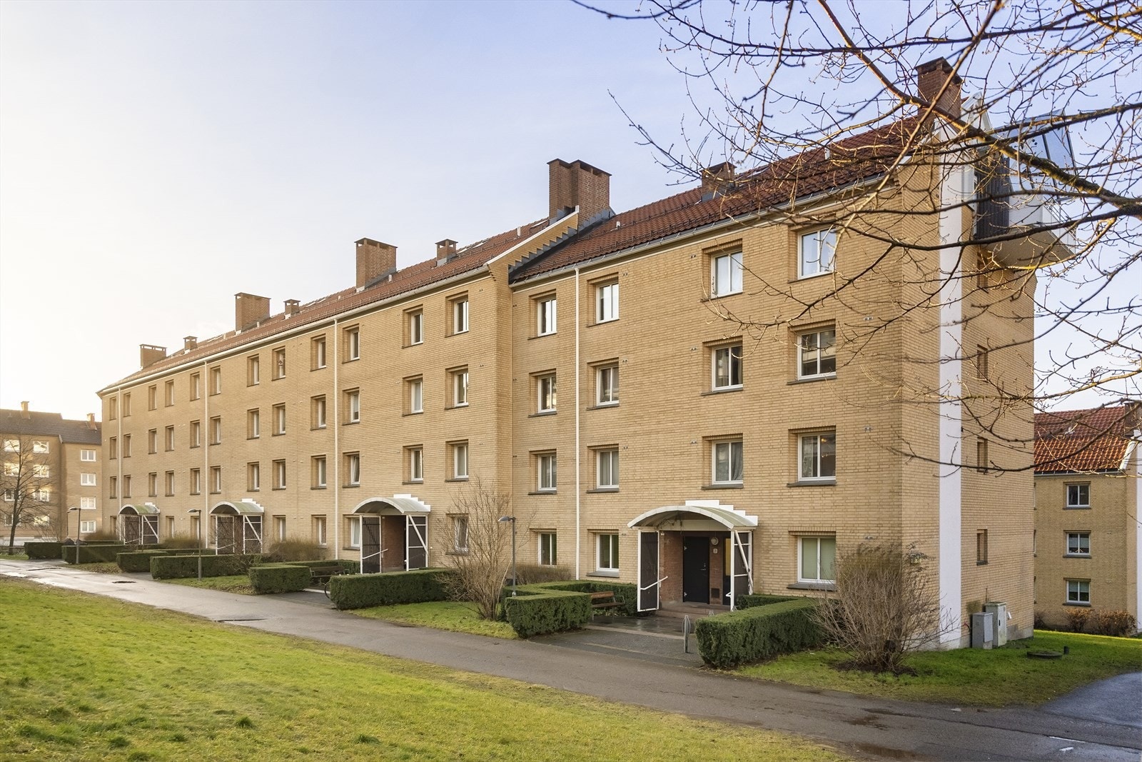 Velholdt leilighetsbygning fra 1954 i et etablert og rolig boligområde. Galleribilde
