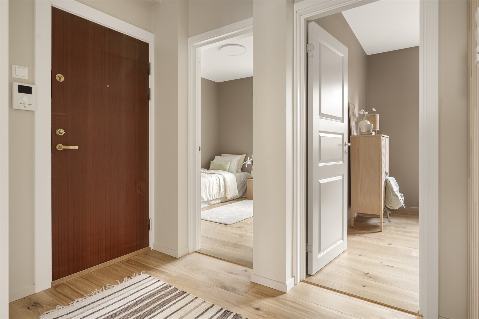 Lys og innbydende entré som gir boligen et godt førsteinntrykk. Galleribilde