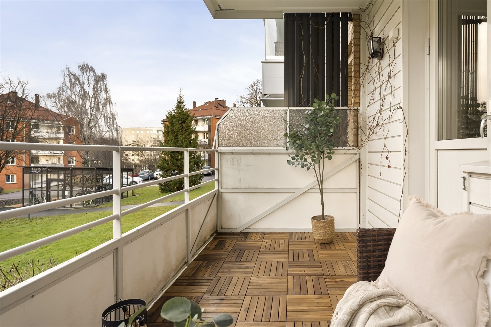 Balkongen har flott utsyn over nærområdet. Det er lagt ny gulv på balkongen. Galleribilde