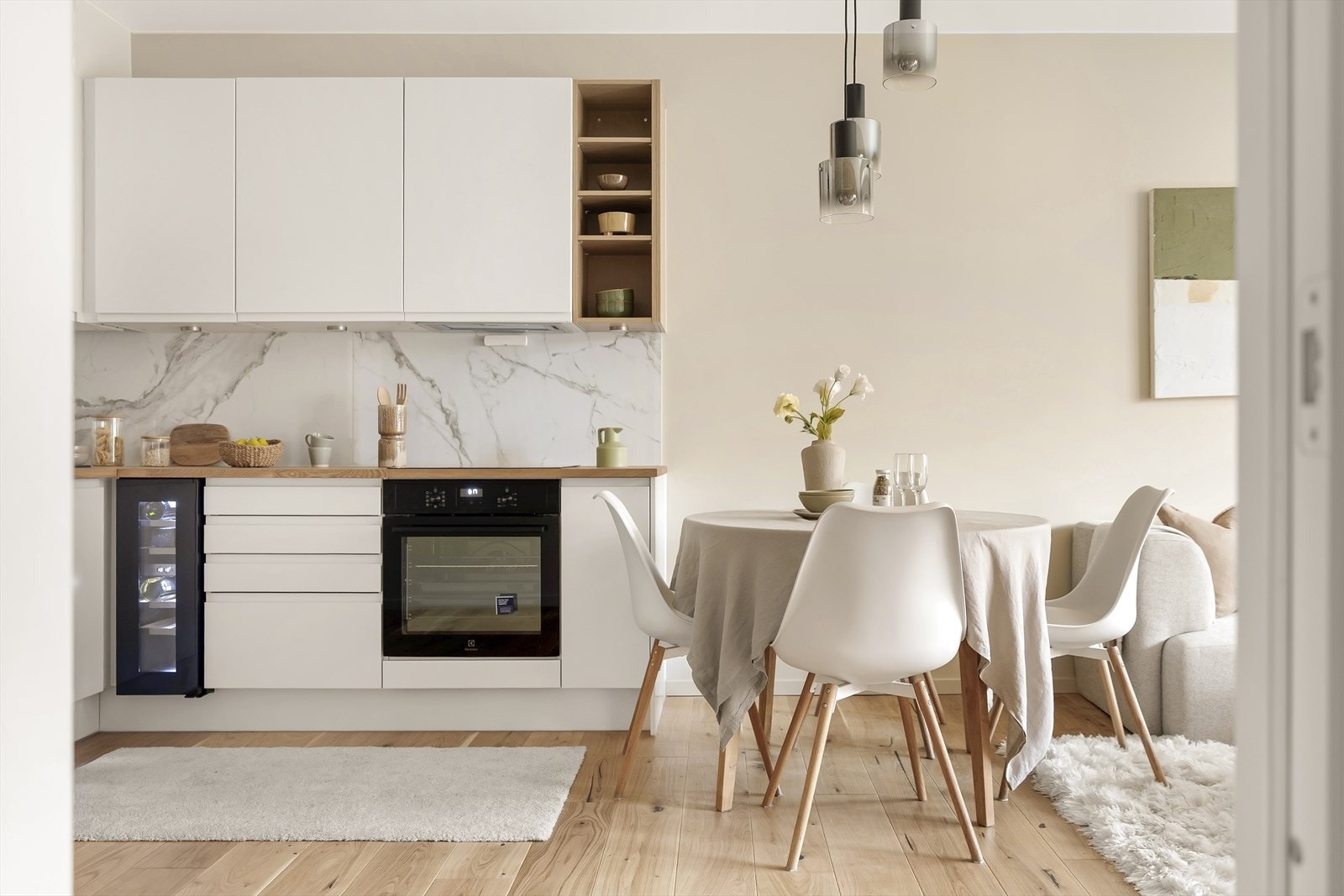 Åpen stue-/kjøkkenløsning med flere innredningsmuligheter. Galleribilde