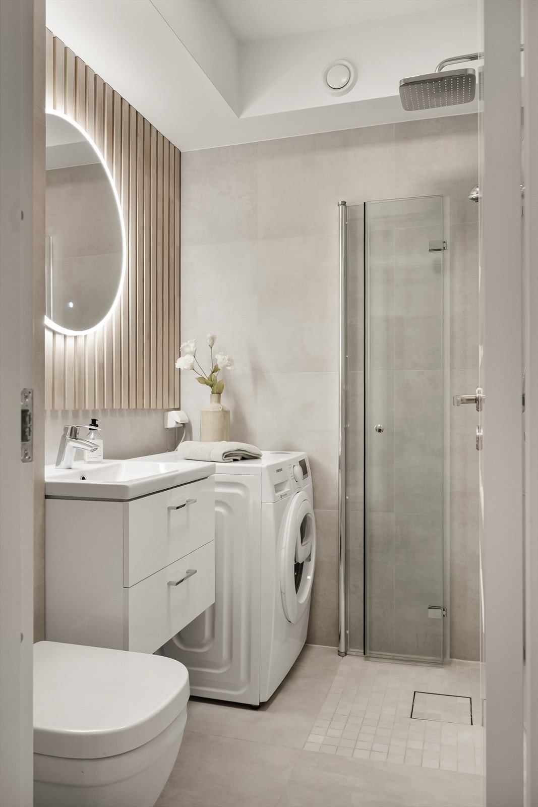 Pent flislagt bad fra 2023/24 med eklektisk varmekabler. Galleribilde