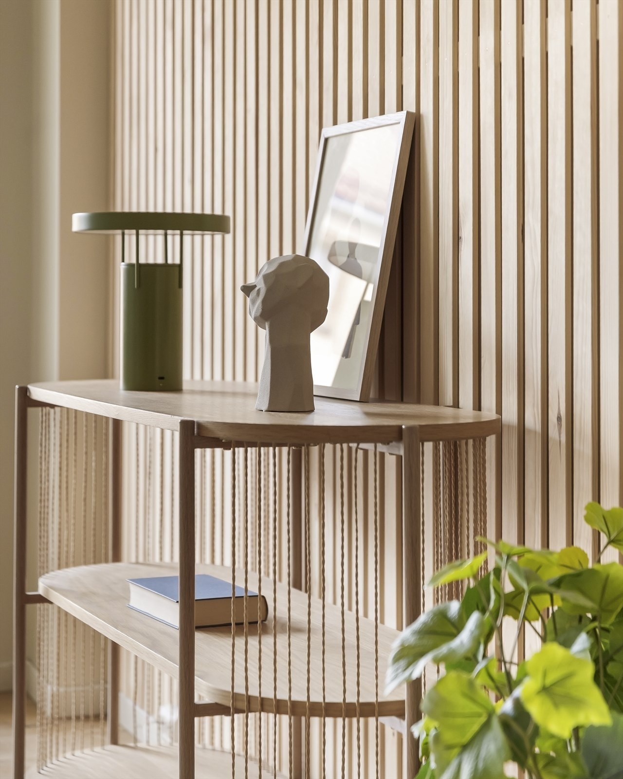 Spileveggen i stuen gir leiligheten et unik preg. Galleribilde