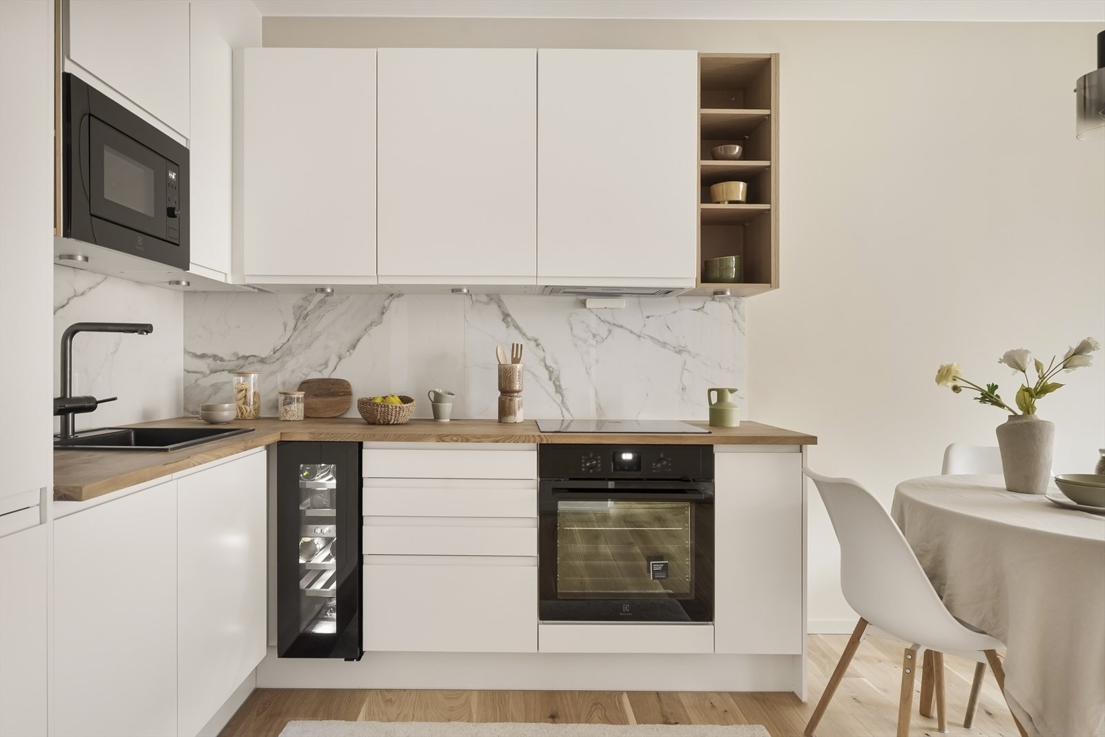 Rikelig med skap- og benkeplass. Galleribilde