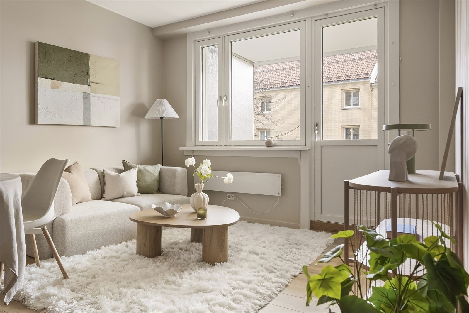 Stuen er av god størrelse, med plass til en sofaseksjon og annet ønskelig innredning. Galleribilde