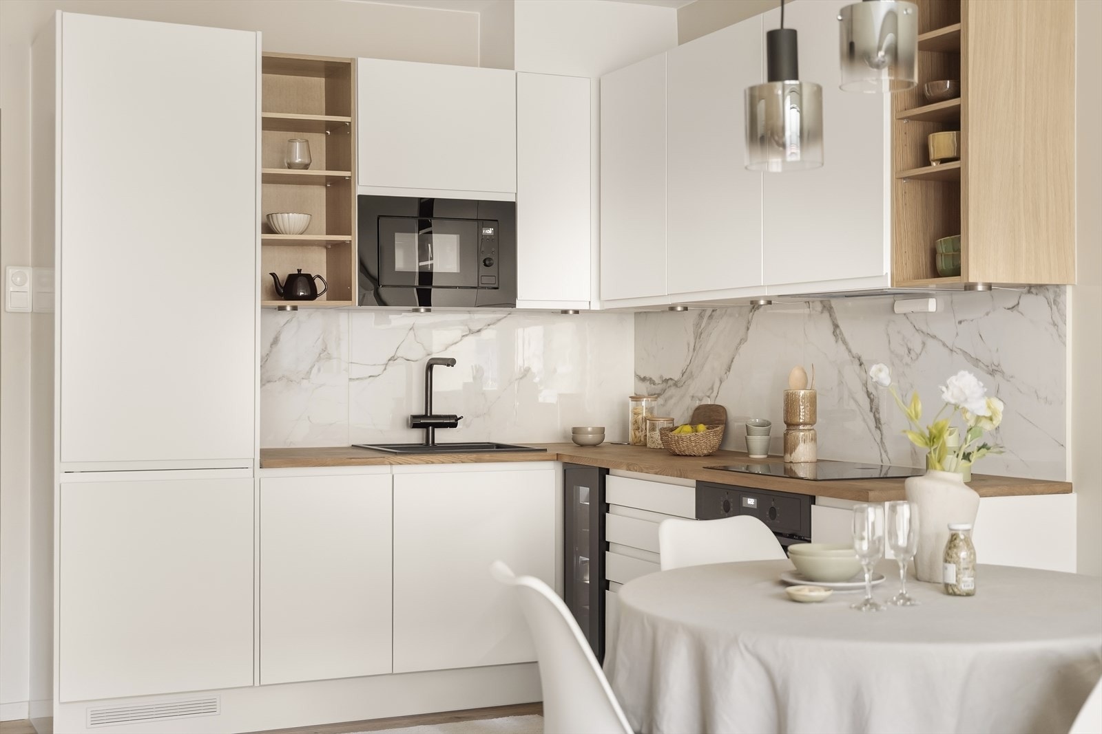 Lyst kjøkken fra 2025 med glatte fronter og heltre benkeplate. Kjøkkenet er helt nytt! Galleribilde