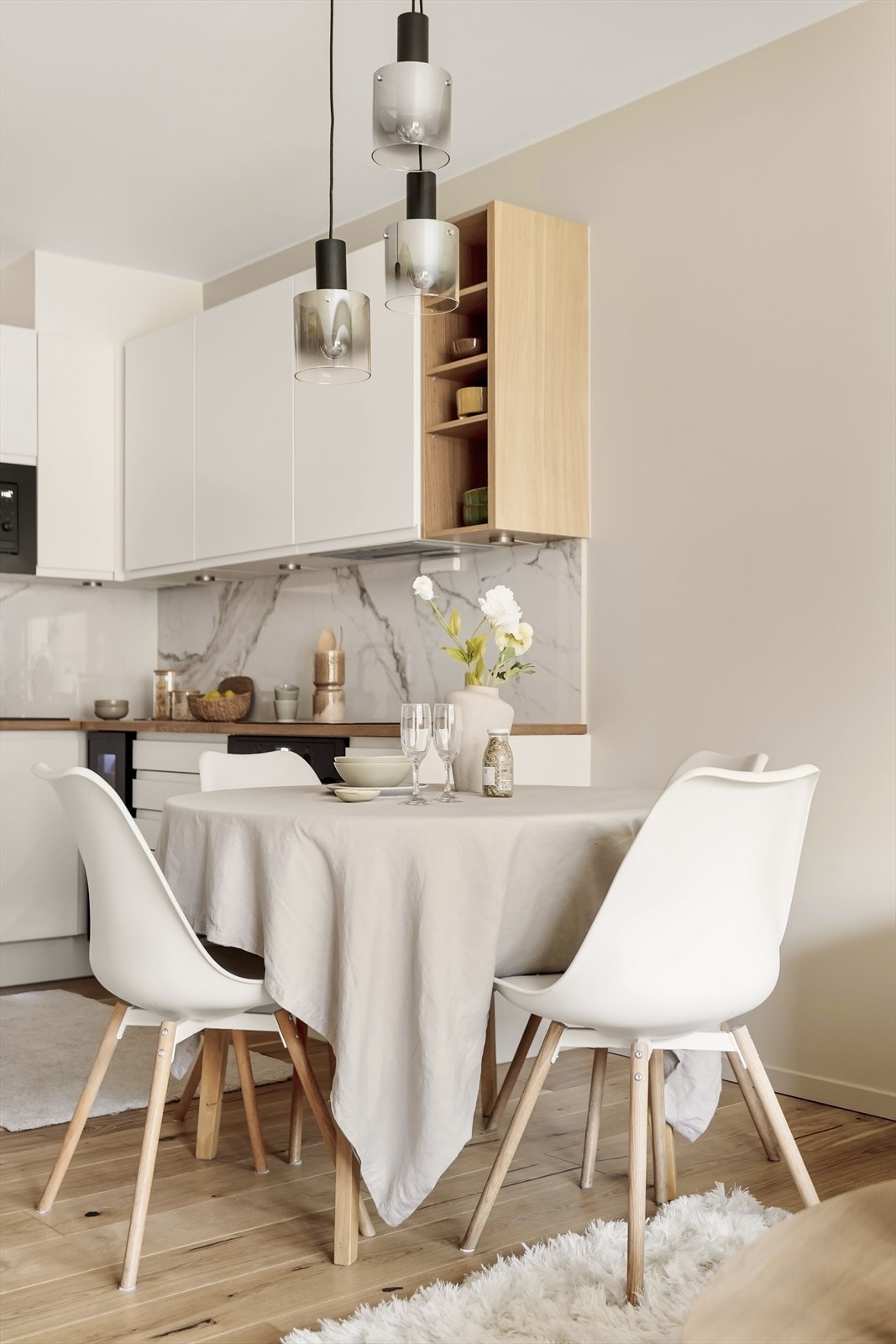 I stuen er det plass til en spisegruppe. Galleribilde