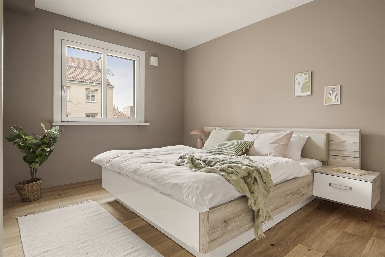 Leilighetens hovedsoverom er av god størrelse, med plass til dobbeltseng, tilhørende nattbord og annet ønskelig innredning. Galleribilde