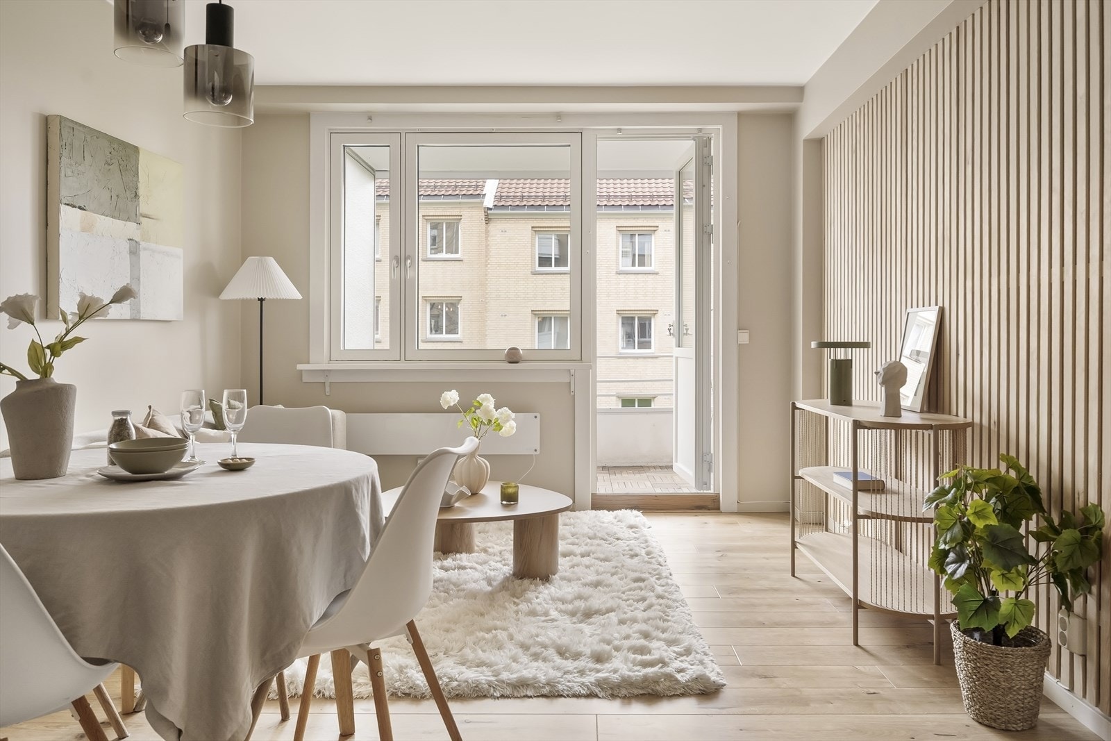 Fra stuen har du direkte adkomst til leilighetens balkong. Galleribilde