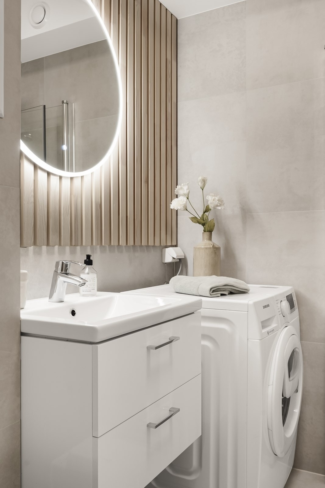 Innredningen består av med vegghengt toalett, servant, ettgreps blandebatteri, dusjhjørne, samt plass og opplegg for vaskemaskin. Galleribilde