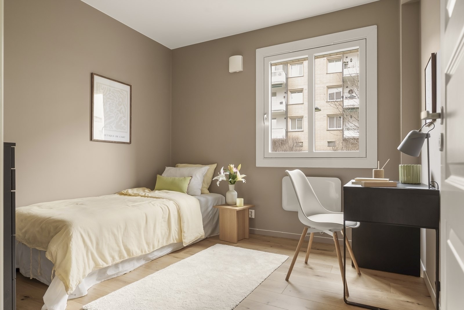 Leilighetens andre soverom, med god plass til seng, nattbord og annet ønskelig møblement. Galleribilde