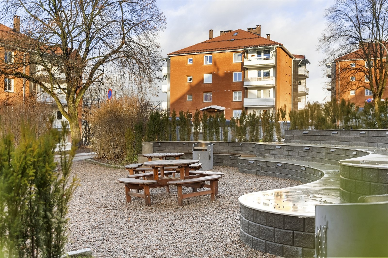 Borettslaget har en hyggelig felles bakgård med sittegrupper og grill seksjon. Galleribilde